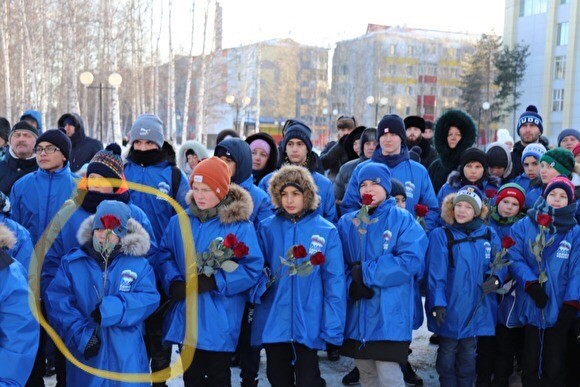 На открытие памятника погибшим детям живых детей массово привели в куртках «Единой России»