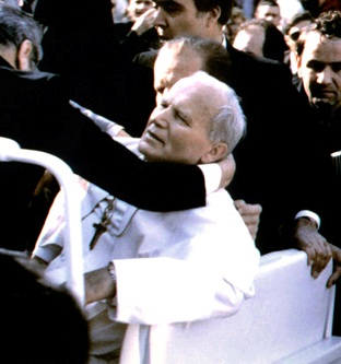 У гроба Папы Иоанна Павла II