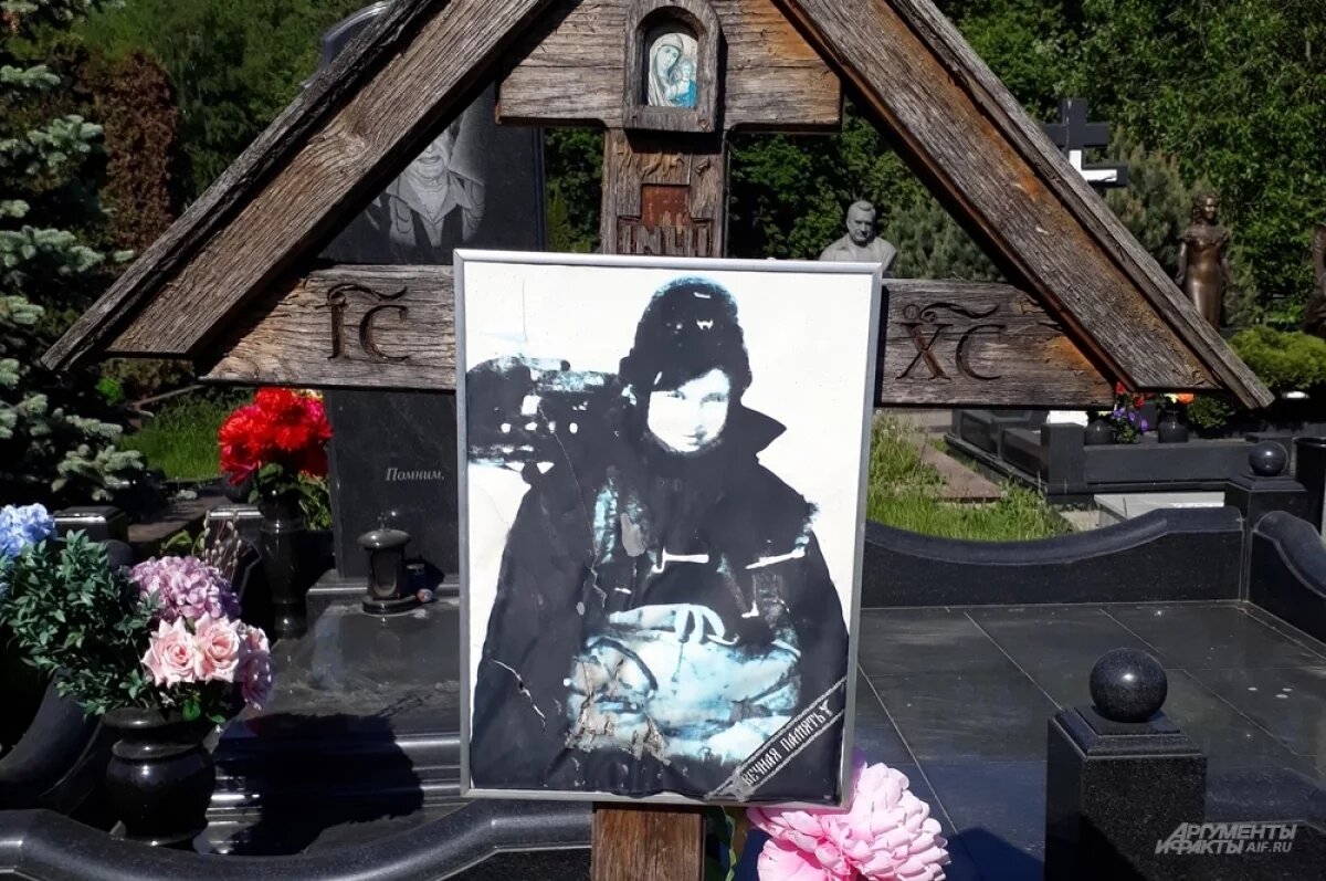 Кто она? Известный космонавт тайно похоронил девушку на Троекуровском