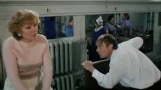 Девушка и тренажер