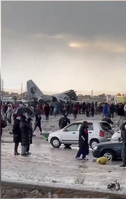 В Боливии военный самолёт C-130 Hercules, набитый деньгами, рухнул на шоссе в городе Эль-Альто