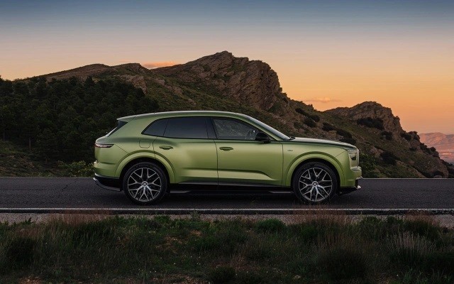 Bentley представила первый электромобиль в истории марки