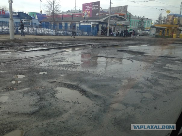 Омские дороги выглядят так, как будто там закончилась не зима, а война