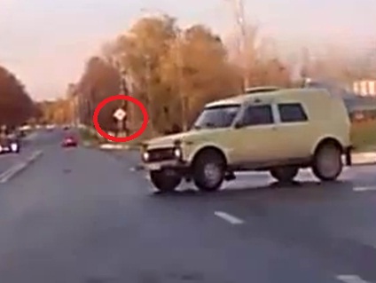 ДТП Икассаторский авто и девушка на Рено