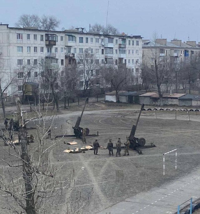 Появилось видео попадания снаряда в жилой дом в Киеве
