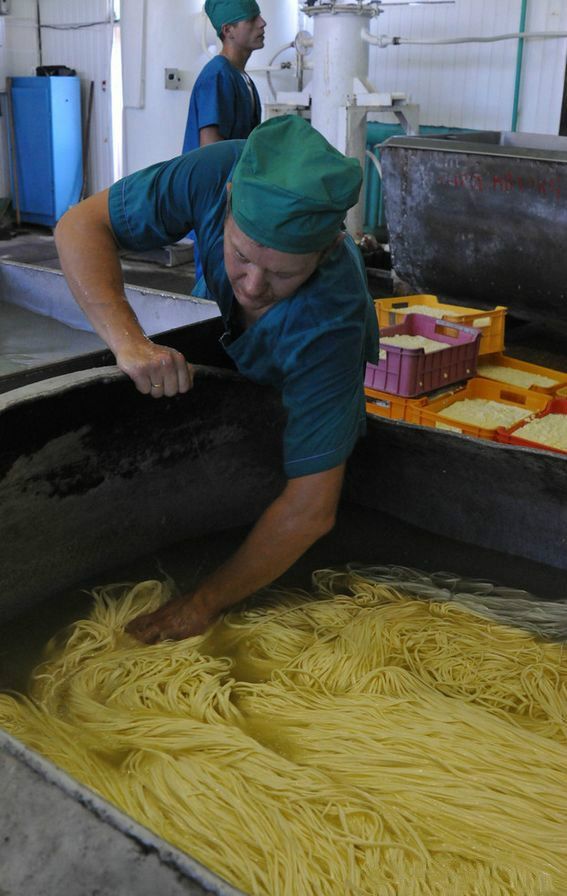 Как в Хакасии делают ниточный сыр