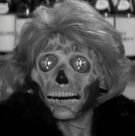 Дизайнеры представили Nuca — ИИ-фотокамеру, которая раздевает людей на снимках