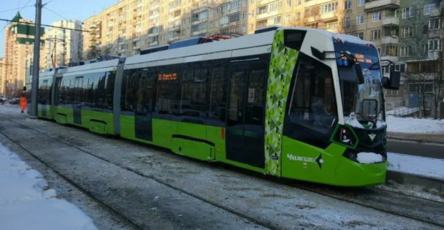 «Вагоны стоят уже больше часа». В Екатеринбурге сломался самый длинный трамвай в России