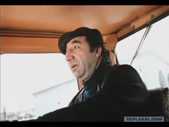 Леворядник на ВАЗ на лысой летней резине не смог. Ушатал себя, да и рядом машину. Вылетел на снег телом