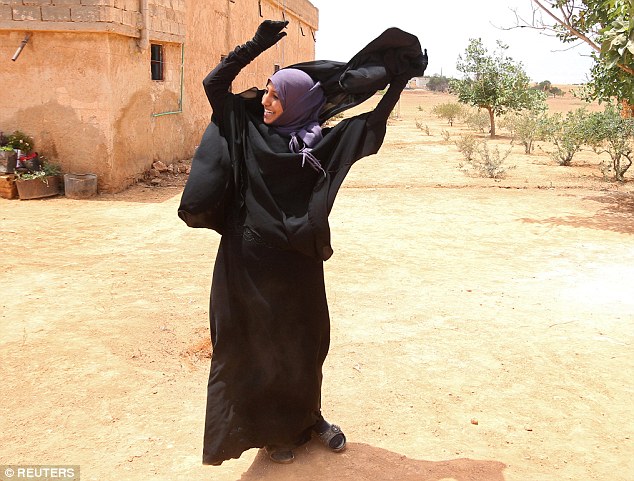 Женщина сбрасывает никаб после того, как из ее села выбили игиловцев