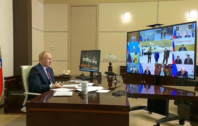 Путин смутил работницу мебельной компании вопросом о зарплате