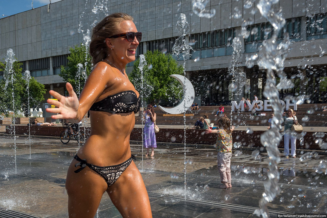 Душно и влажно. Лето жара девушки. Москва лето жара девушки. В фонтане в купальнике. Женщина в фонтане.