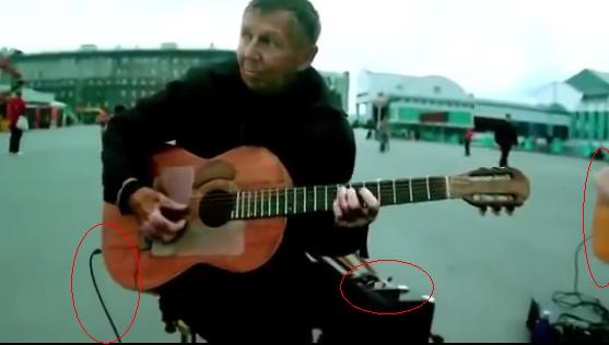 Бездомный попросил дать сыграть на гитаре...