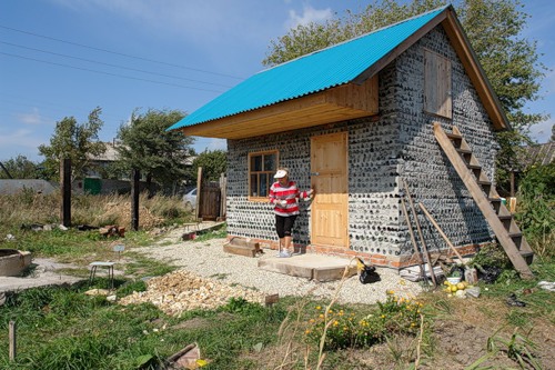 Дом из бутылок теперь есть и в России