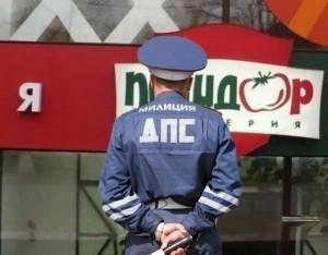 Пьяный полицейский, со своими друзьями, напал на таксиста
