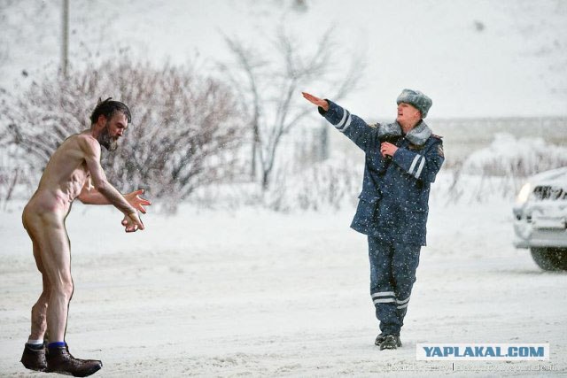 Фотожаба: полицейский в снегу