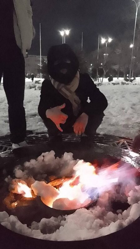 «Чемодан, тюрьма, аул»: в Саратове задержали детей мигрантов, закидавших снегом вечный огонь