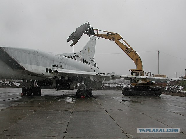 Заброшенный дальний ракетоносец Ту-22М3, забытый в бывшем ремонтном цехе