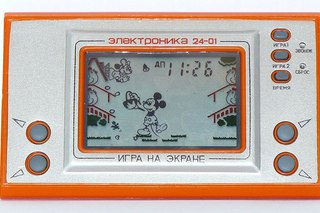 Дети впервые играют в советскую электронную игру "Ну, погоди"