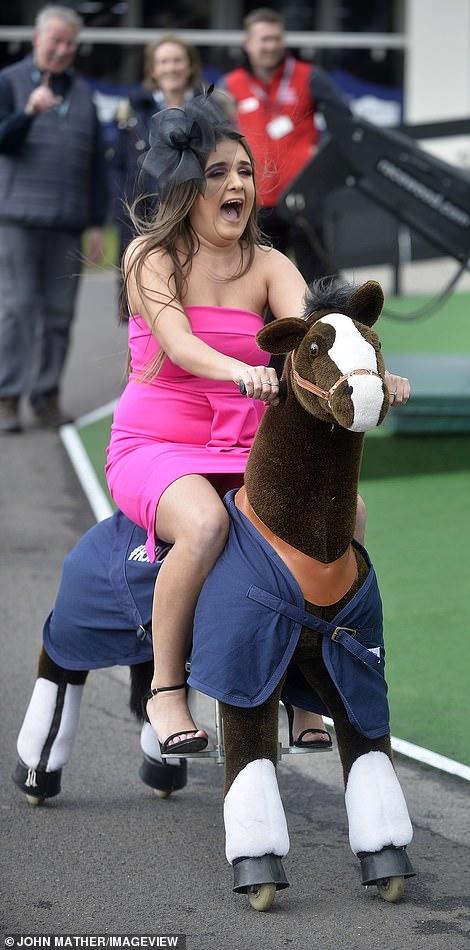 Фестиваль Aintree в Ливерпуле. Как обычно, вышли в лучших платьях, и как обычно - все загадили