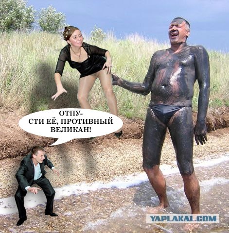 Фотожаба: Пляжники у нефтяного танкера