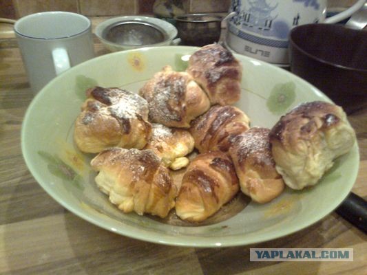 Как девушка уложила кабель.