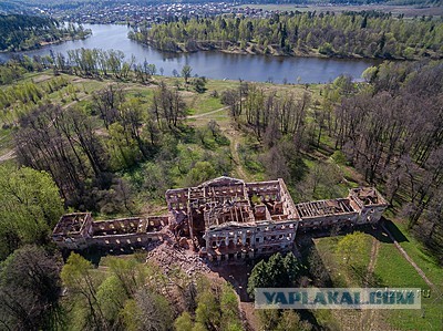 В Беларуси продают целую усадьбу за ₽1200. В ней есть два этажа, отопление, водоснабжение и электричество