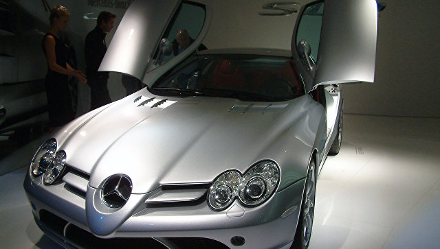 Водитель дорогого спортивного купе Mercedes сбежал с места ДТП