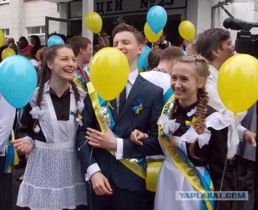 Школьники в регионах РФ запустили флешмоб с надписью «Путин — вор»
