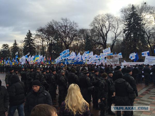Несколько тысяч протестующих собрались около