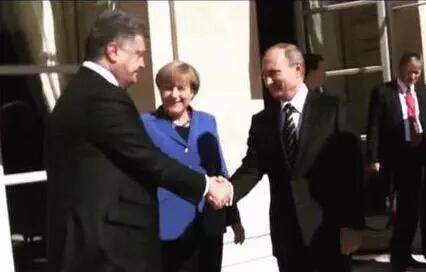 Порошенко и Путин пожали друг другу руки