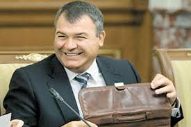 Жителю Североморска, которому банкомат выдал доллары вместо рублей, грозит тюремный срок
