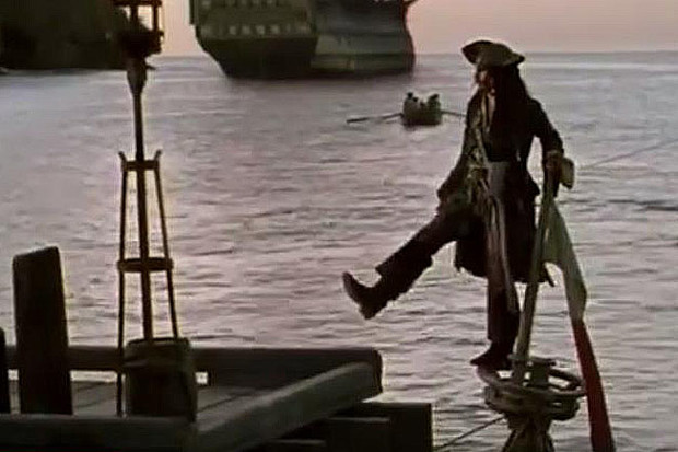 Украли судно. Капитан Джек Воробей на тонущем корабле. Джек Воробей прибывает в порт-Ройал. Капитан Джек Воробей причаливает. Джек Воробей на мачте тонущего корабля.