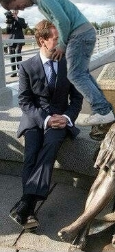 Пока ты стесняешься, она уже с другим