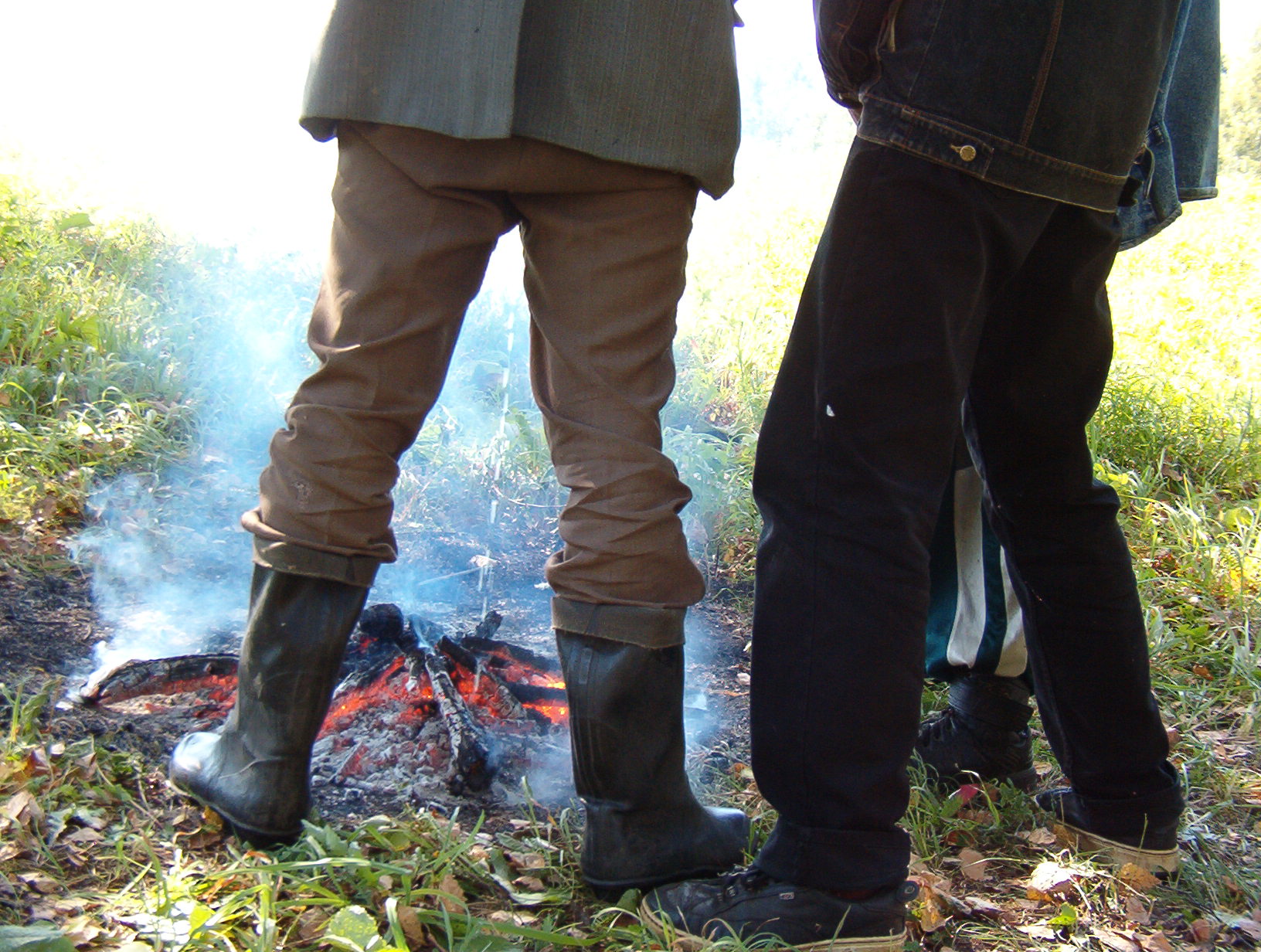 Открытки советских времен. Туши по пионерски. Туши по пионерски. Тушение костра по пионерски. Будни по пионерски схема.