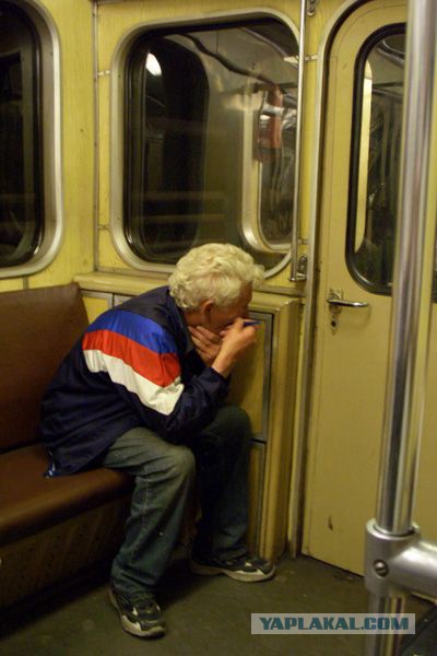 Пассажиры в метро.