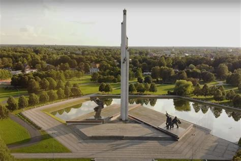 В Риге проходят протесты против сноса памятника..