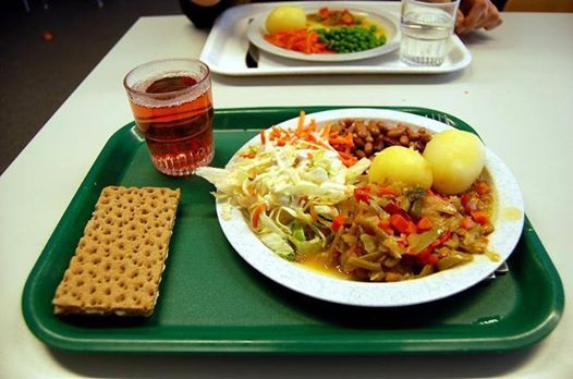 Тухлые яблоки, ошмётки сыра и сосисок в качестве начинки для бутеров — жители Ульяновска показали позиции меню школьных столовых