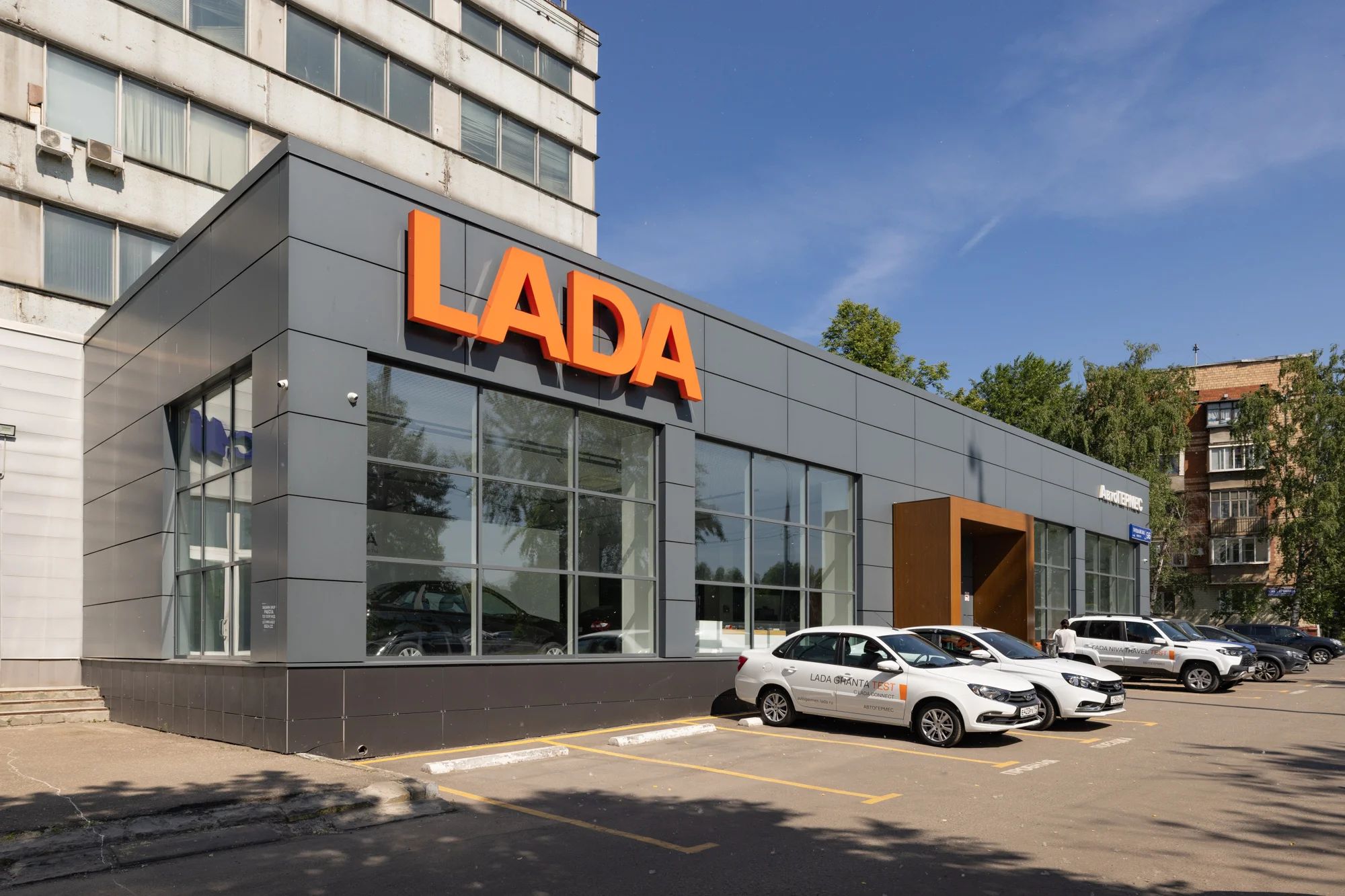 АвтоВАЗ заявил о «драматическом падении рынка». Продажи Lada в марте 2025 года обвалились на 33% относительно марта 2024  года