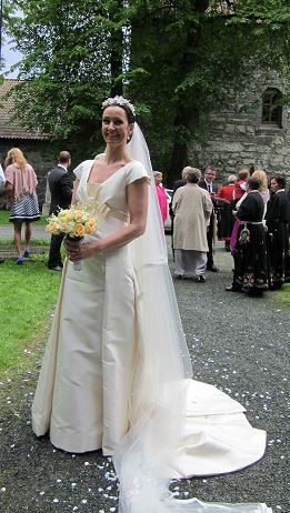 До 25 нужно выйти замуж. Хоть за козла