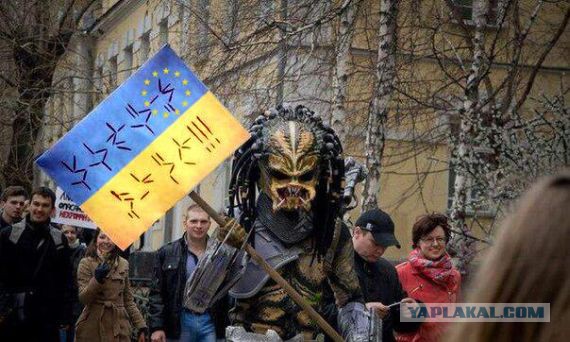 Протестующие начали штурм здания администрации.