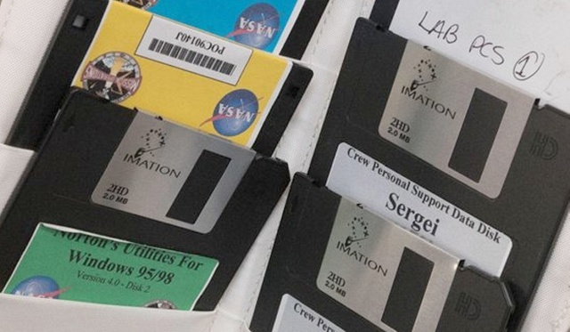 Немецкий астронавт нашёл на МКС дискеты. Их почти 20 лет назад оставил первый экипаж станции
