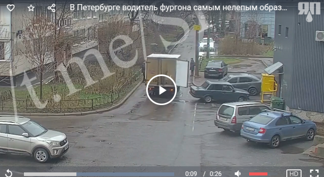 В Петербурге водитель фургона самым нелепым образом сбил женщину — сделал это открытым крылом задних дверей
