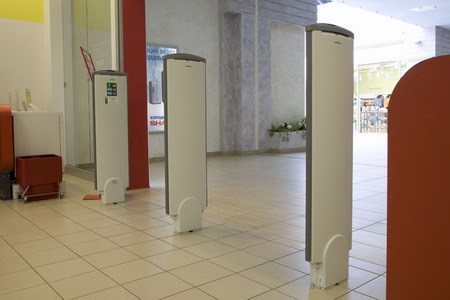 Устройство замка метки на товарах