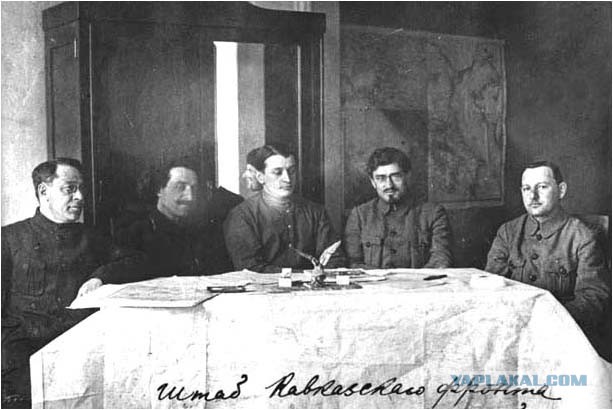 На старой фотографии...