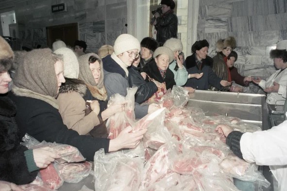 Пустые полки, голодные люди и первые супермаркеты: как выглядела торговля в 1990-е