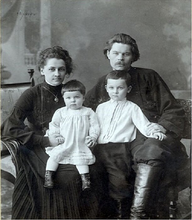 "Балы, красавицы, лакеи, юнкера, и вальсы Шуберта, и хруст французской булки"
