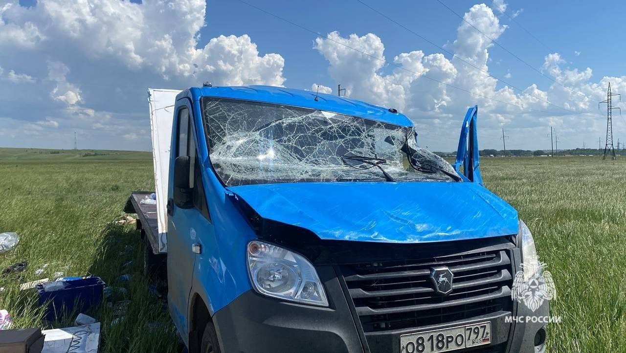 В Башкирии торнадо подняло в воздух и перевернуло грузовик маркетплейса —  товары разлетелись по округе - ЯПлакалъ