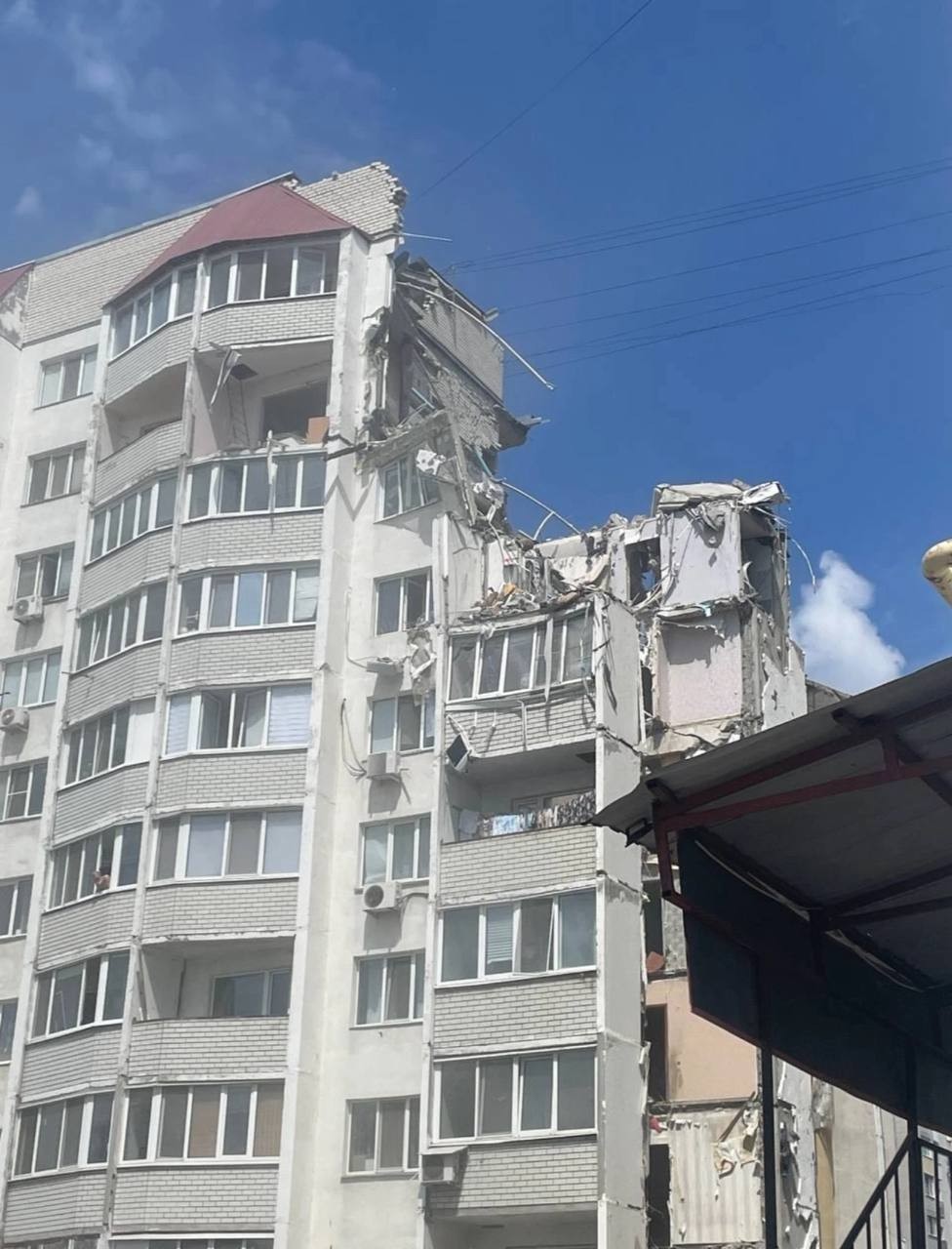 Часть дома обвалилась из-за взрыва бытового газа в квартире в Саратове.
