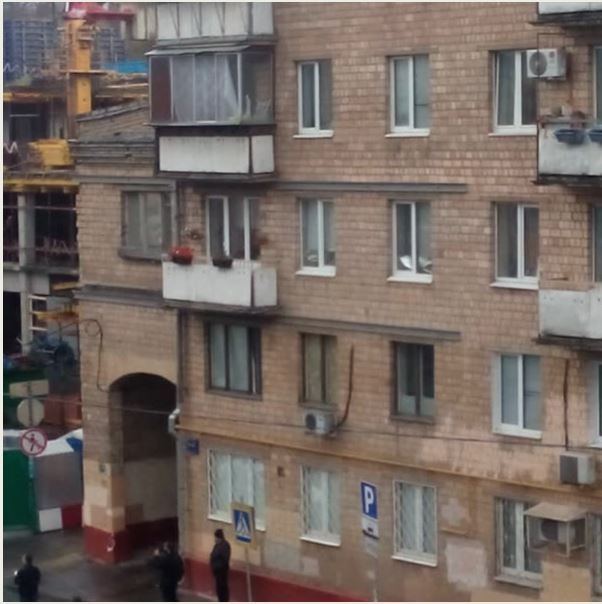 Строительный кран упал на детский сад в Москве